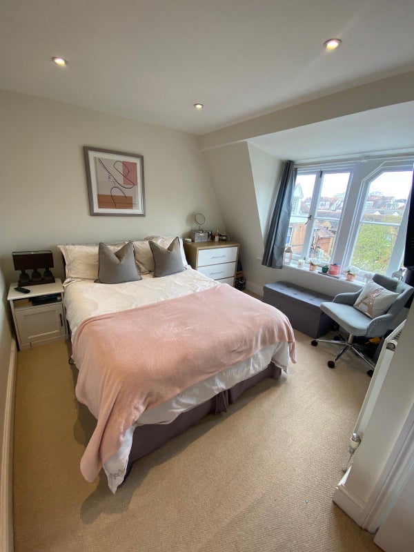 Room Roehampton High Street in Greater London