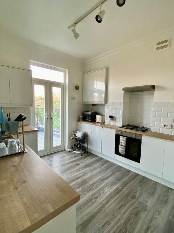 Room Roehampton High Street in Greater London