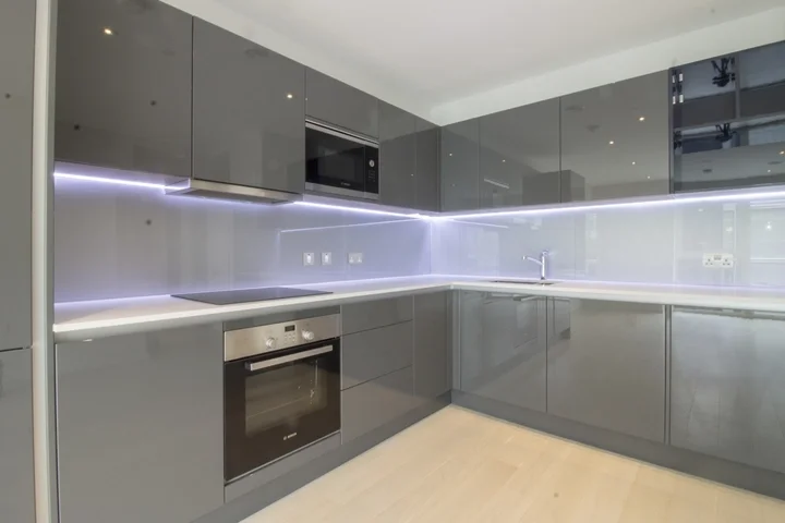 Flat Layard Street in Greater London