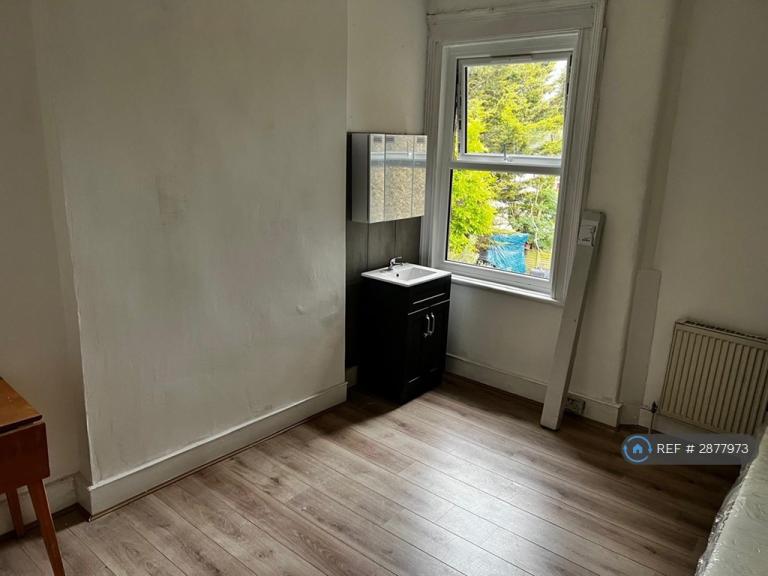 Room Sidney Avenue in Greater London