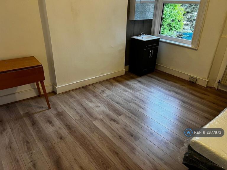 Room Sidney Avenue in Greater London