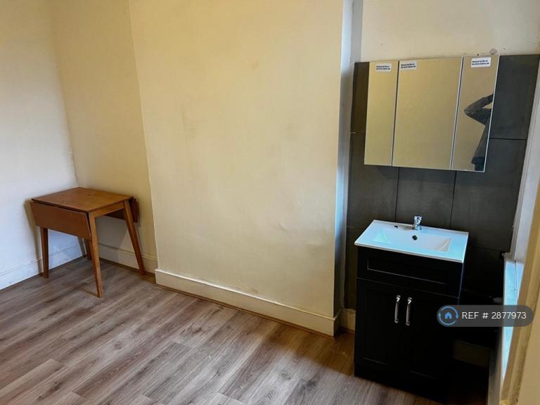 Room Sidney Avenue in Greater London