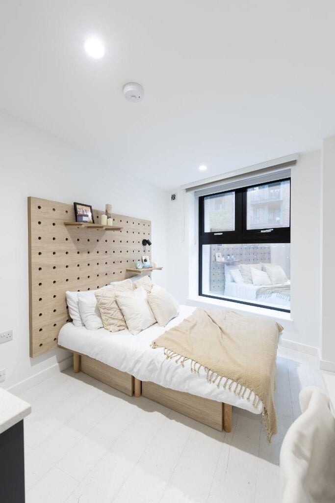 Flat to rent Commercial Road, Greater London | rentaroof