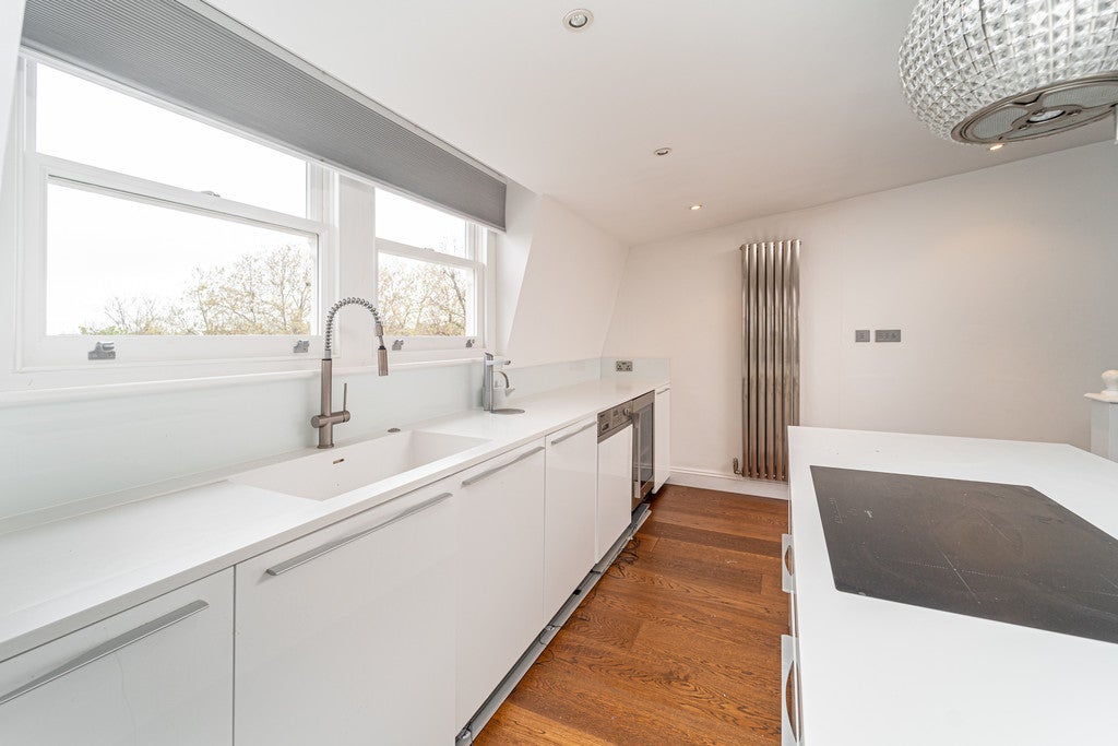 Flat Maresfield Gardens in Greater London