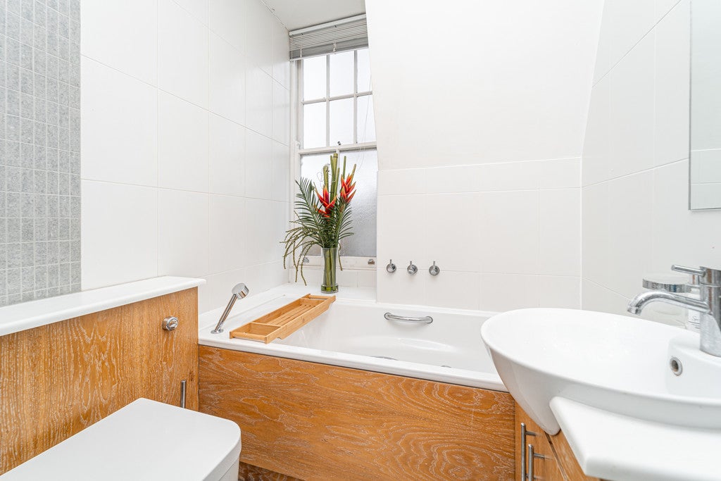 Flat Maresfield Gardens in Greater London