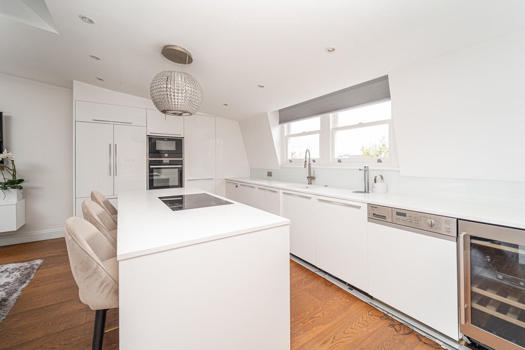 Flat Maresfield Gardens in Greater London