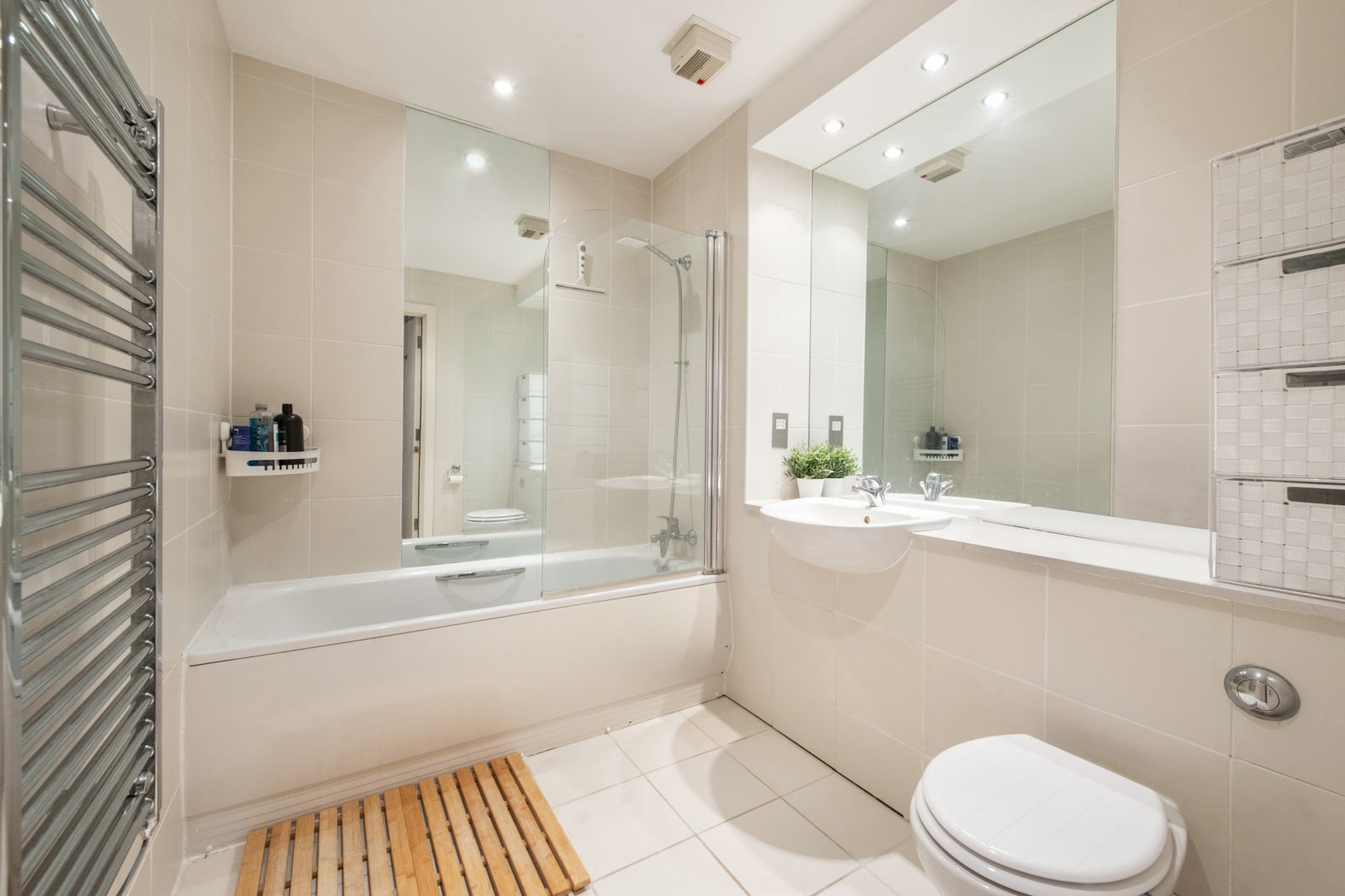 Flat Gordon Road in Greater London
