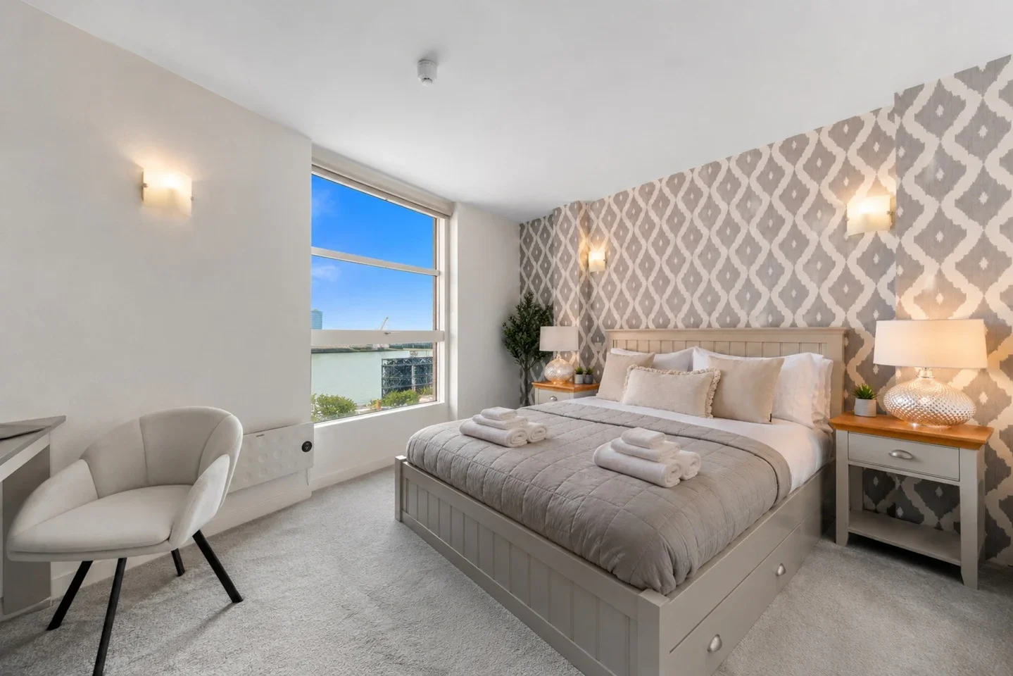 Flat Blackwall Way in Greater London
