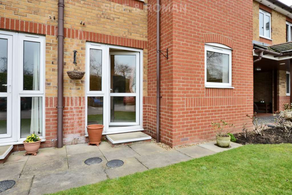 Flat Wessex Close in Elmbridge