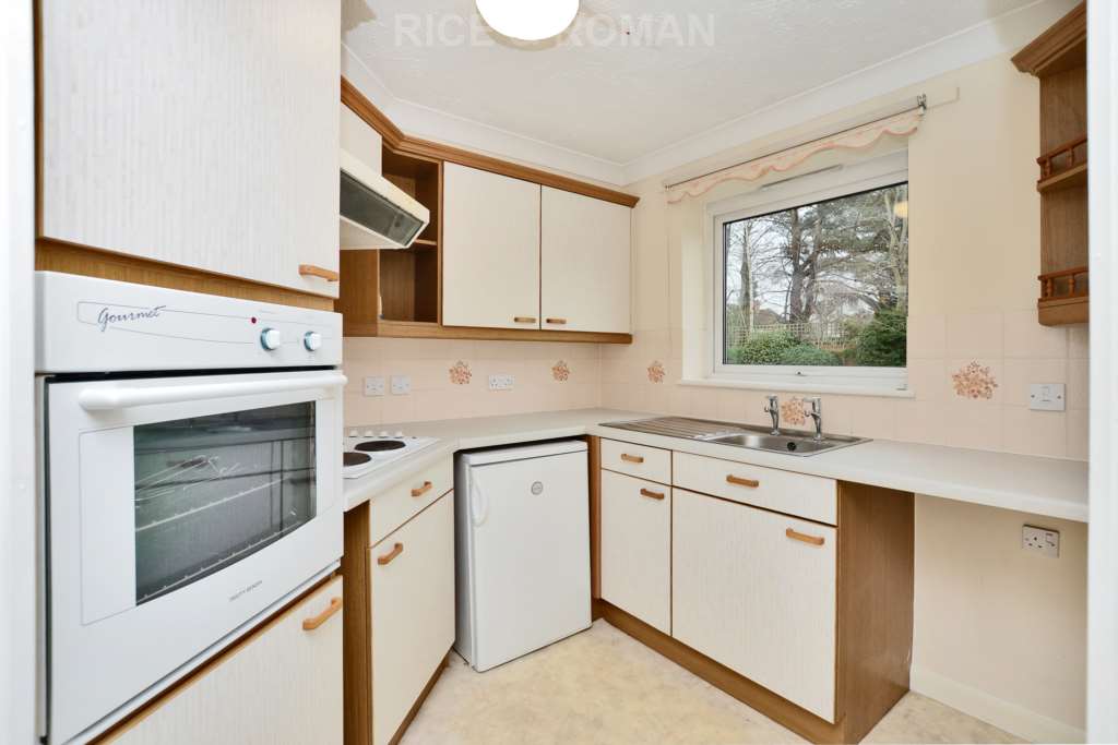 Flat Wessex Close in Elmbridge