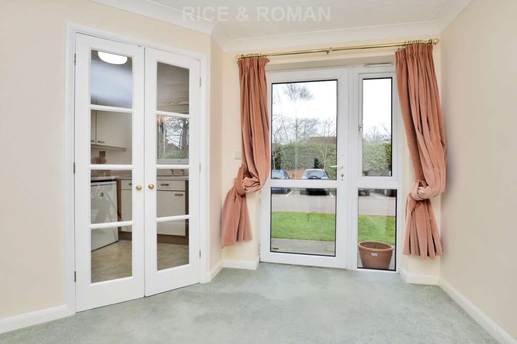 Flat Wessex Close in Elmbridge