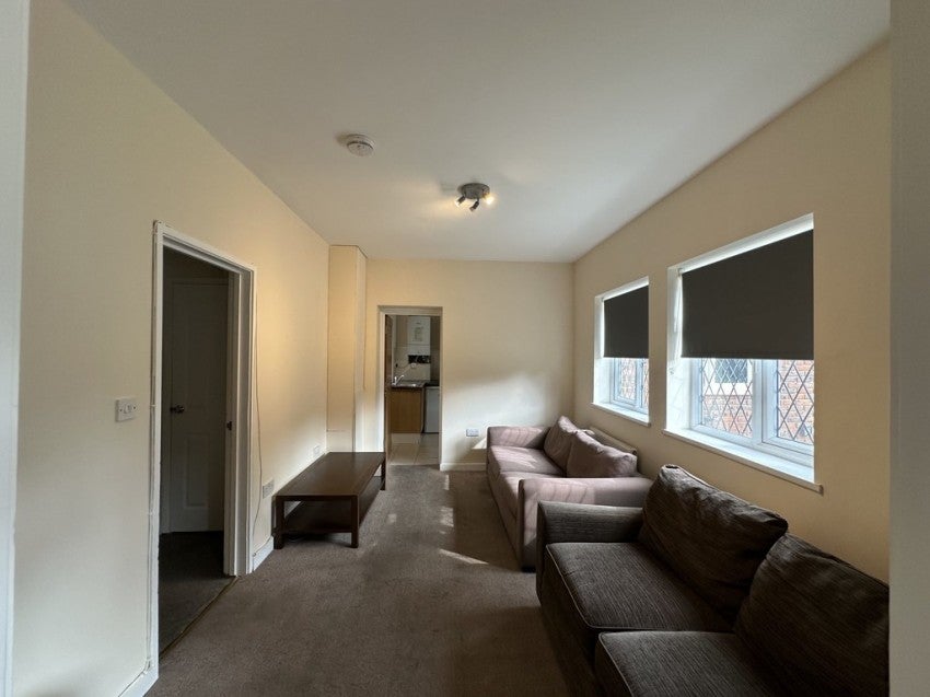 Room Raymond Crescent in Guildford