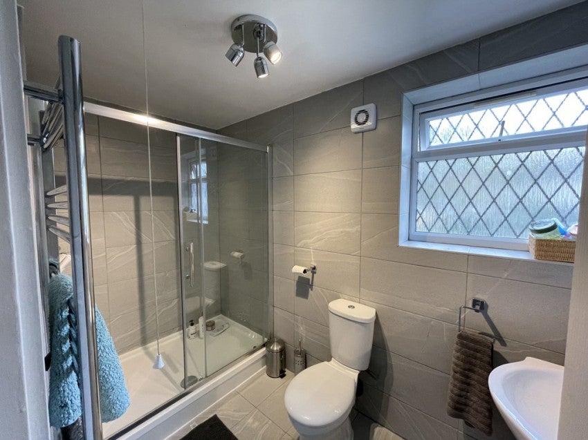 Room Raymond Crescent in Guildford