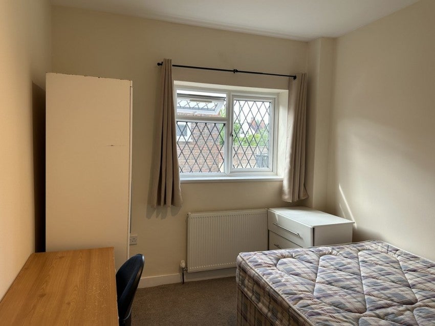 Room Raymond Crescent in Guildford