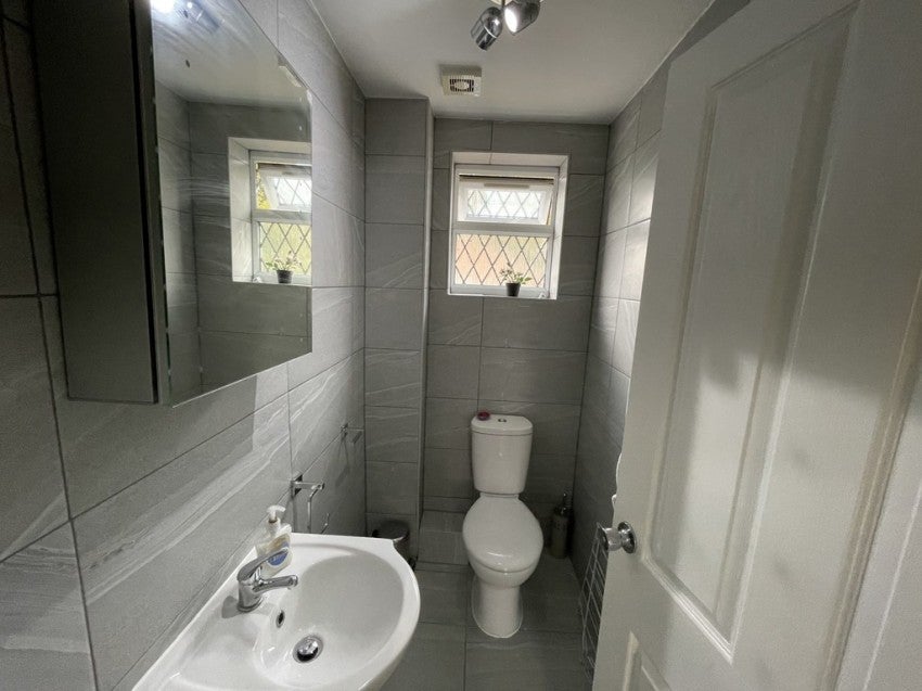 Room Raymond Crescent in Guildford