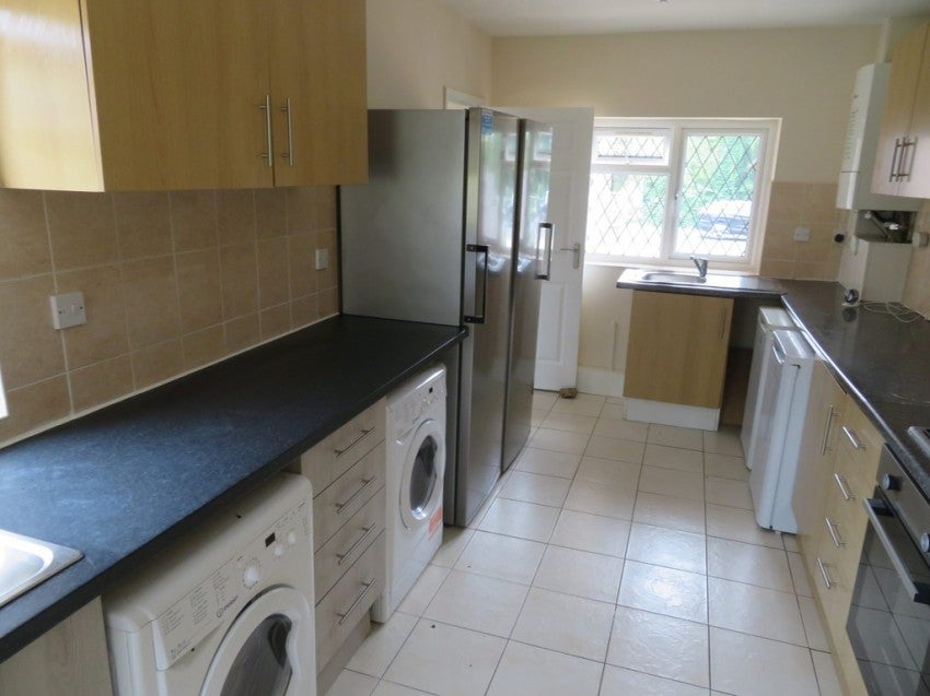 Room Raymond Crescent in Guildford