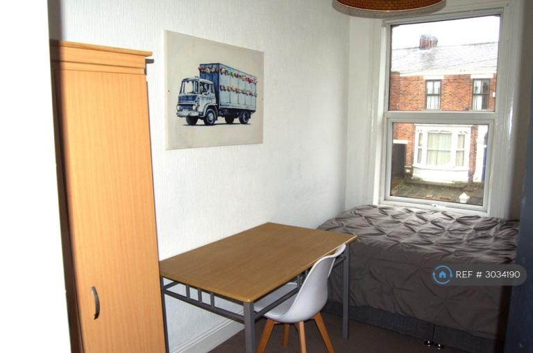 Room Brackenbury Road in Preston