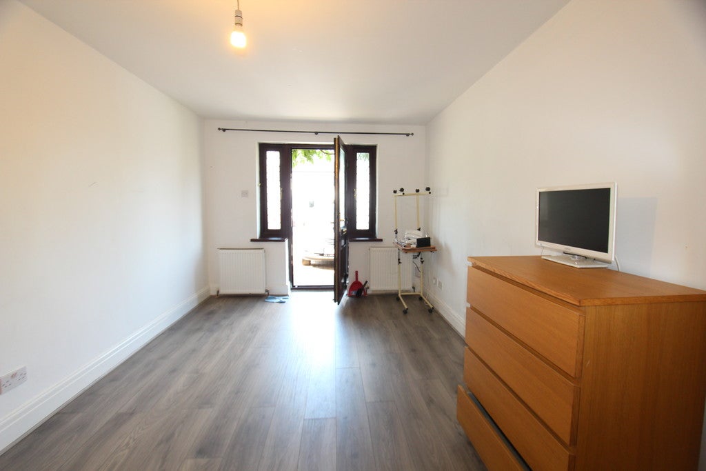Room Winchmore Hill Road in Greater London