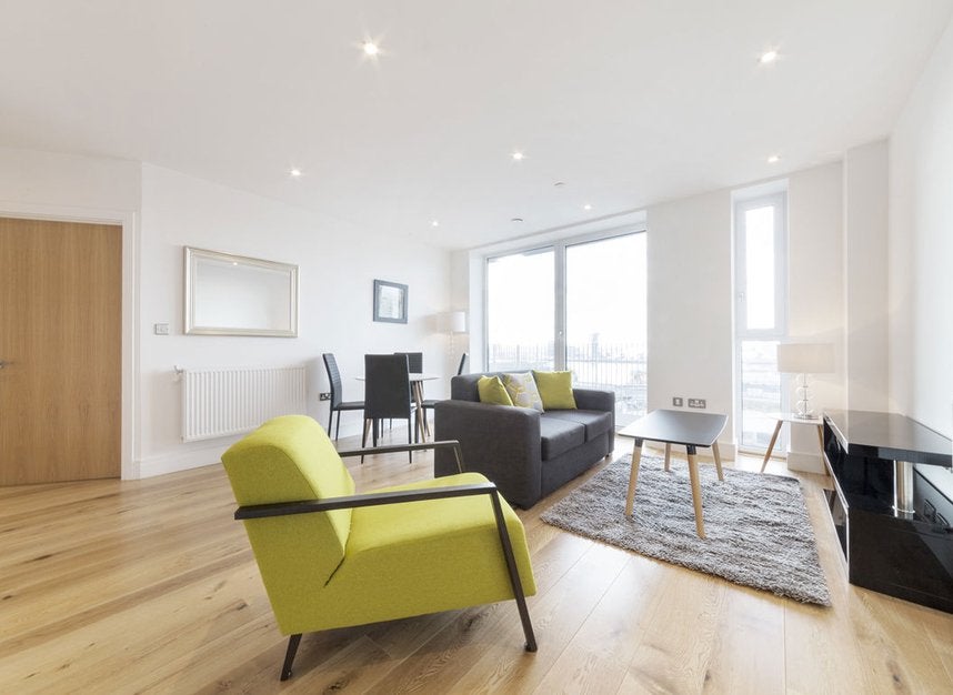 Flat Sovereign Close in Greater London