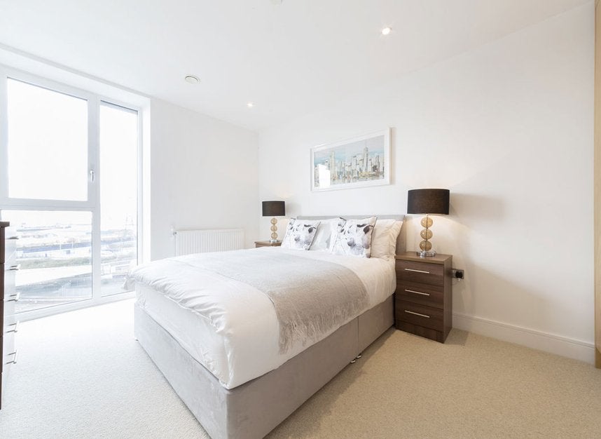 Flat Sovereign Close in Greater London