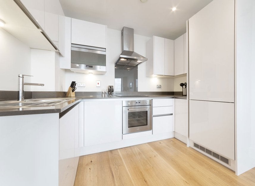 Flat Sovereign Close in Greater London