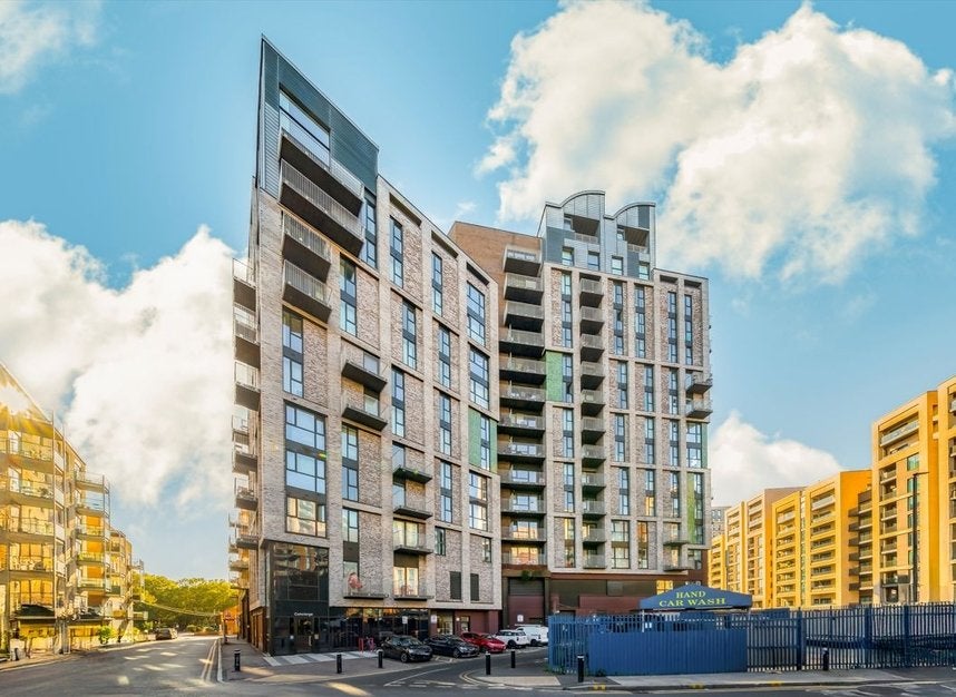 Flat Sovereign Close in Greater London