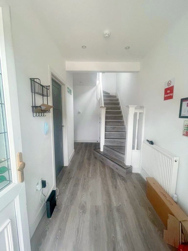Room Bushey Road in Greater London