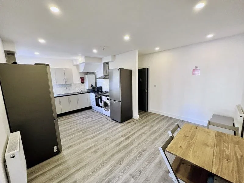 Room Bushey Road in Greater London