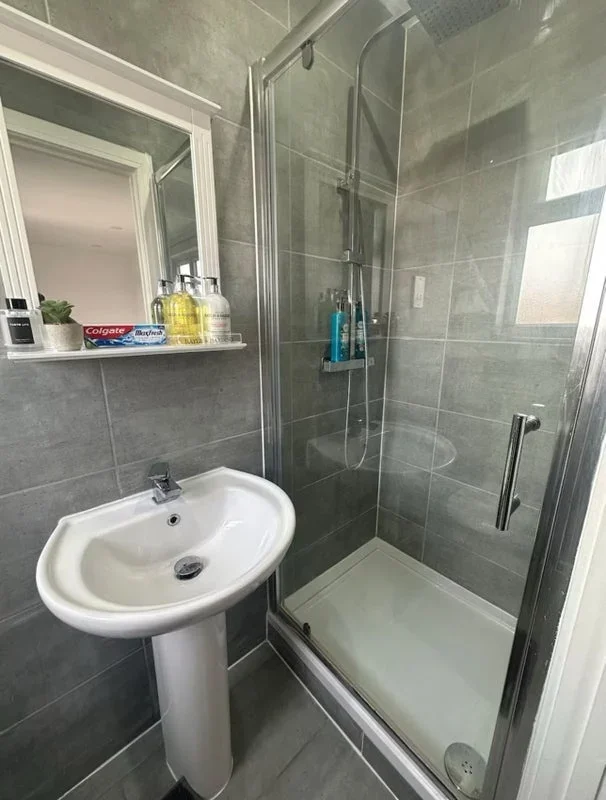 Room Bushey Road in Greater London