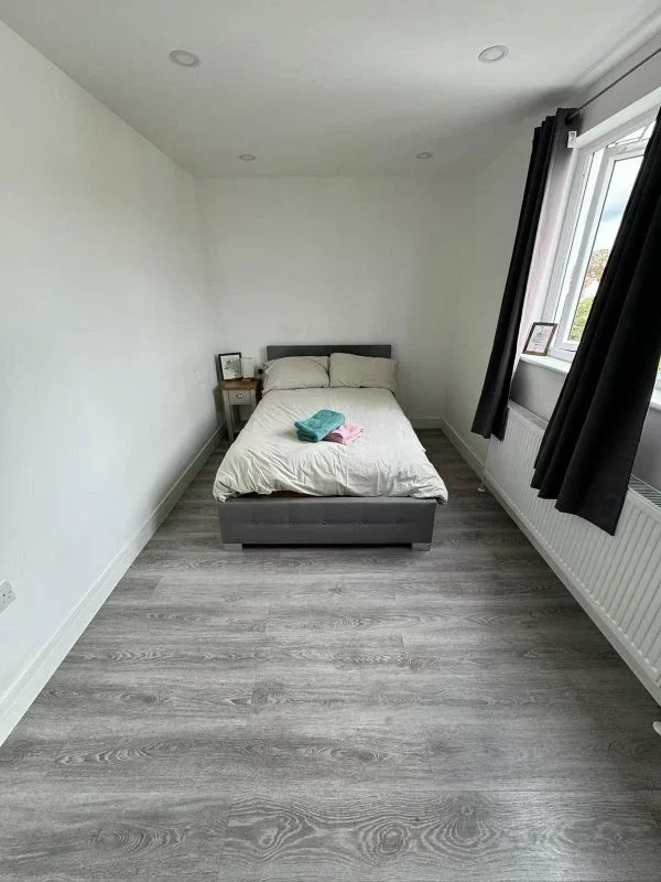 Room Bushey Road in Greater London