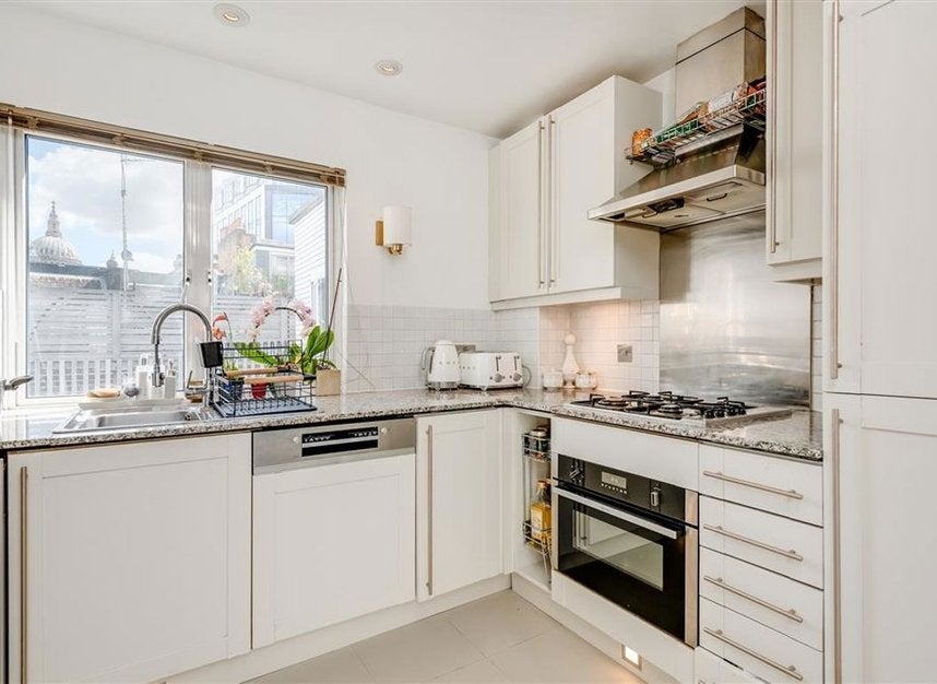 Flat Bride Court in City of London