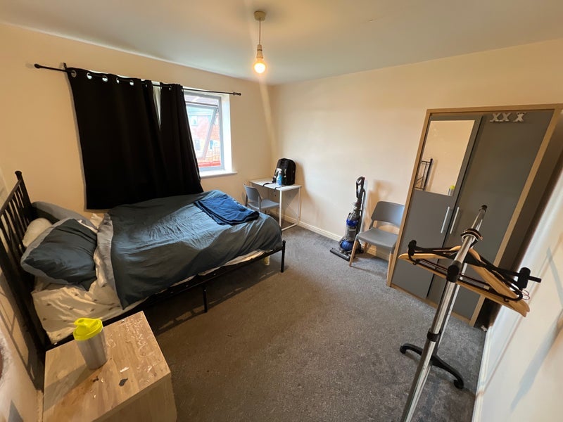 Room Falconwood Way in Manchester