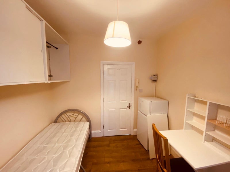 Room Cedar Road in Greater London