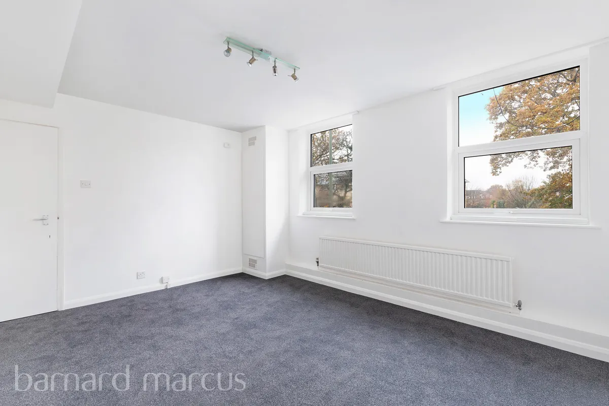 Flat Portsmouth Road in Elmbridge