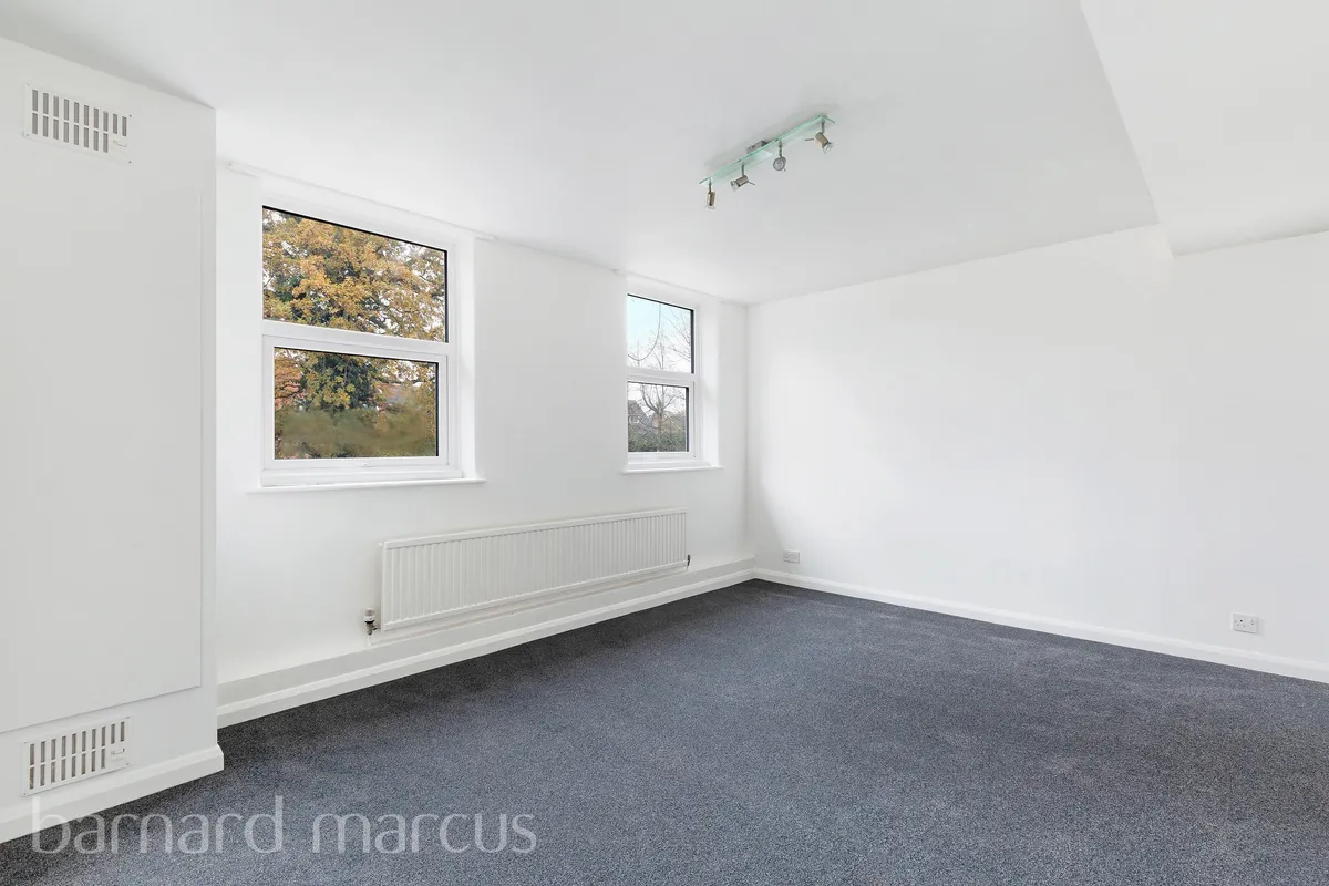 Flat Portsmouth Road in Elmbridge