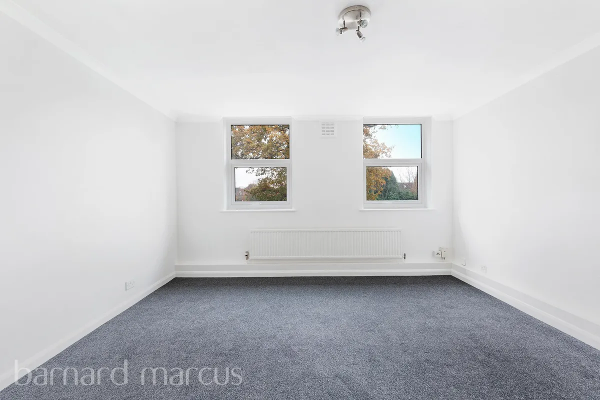 Flat Portsmouth Road in Elmbridge