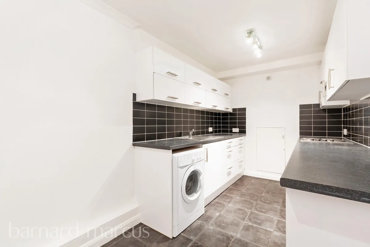 Flat Portsmouth Road in Elmbridge