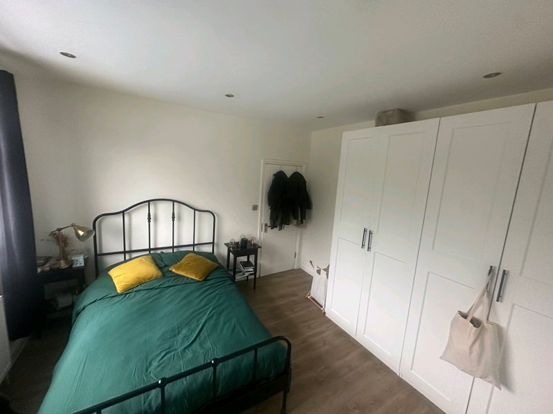 Room Leonard Road in Greater London