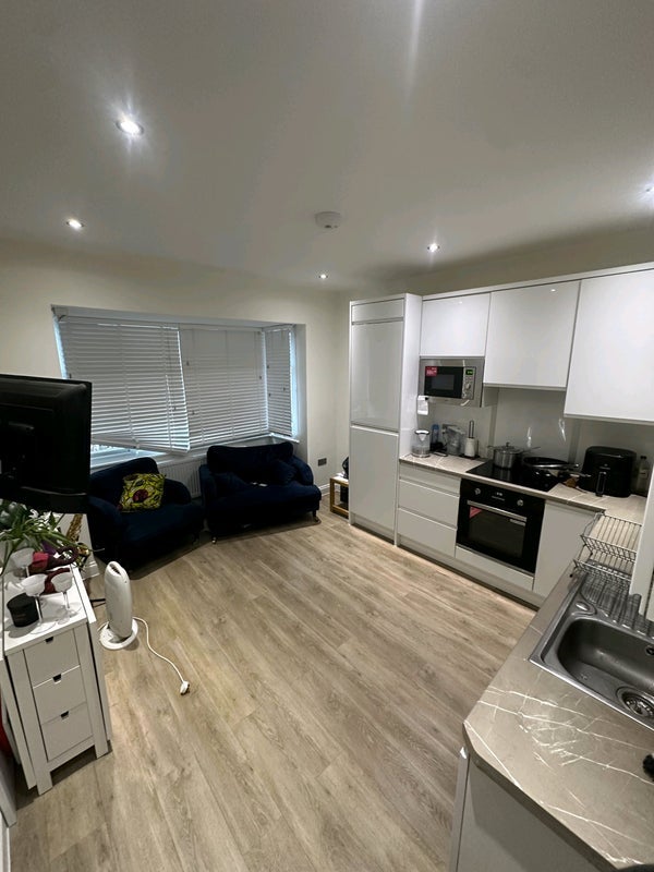Room Leonard Road in Greater London