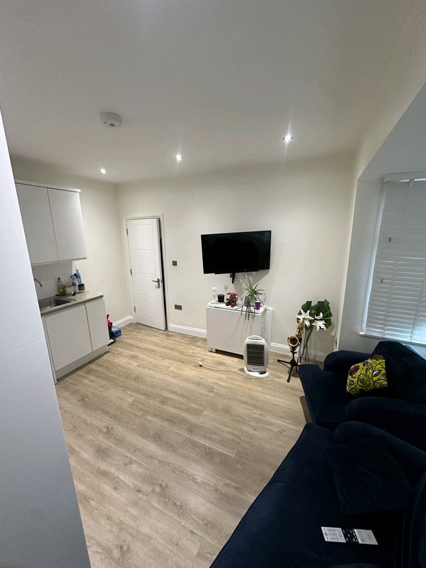 Room Leonard Road in Greater London