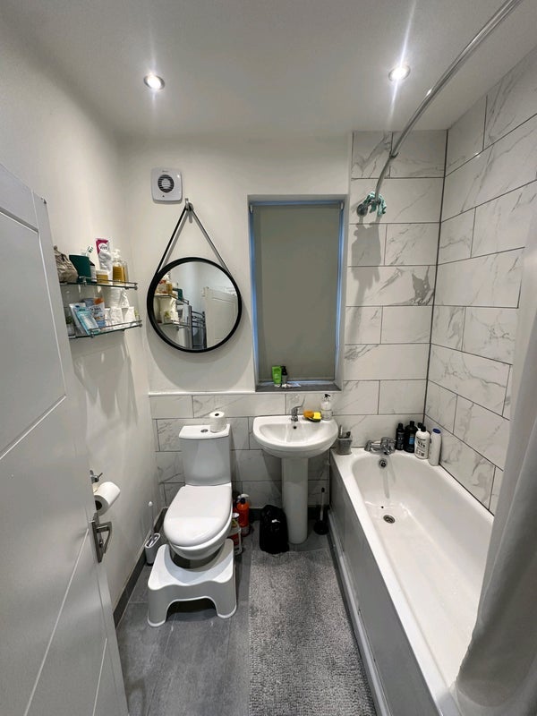 Room Leonard Road in Greater London