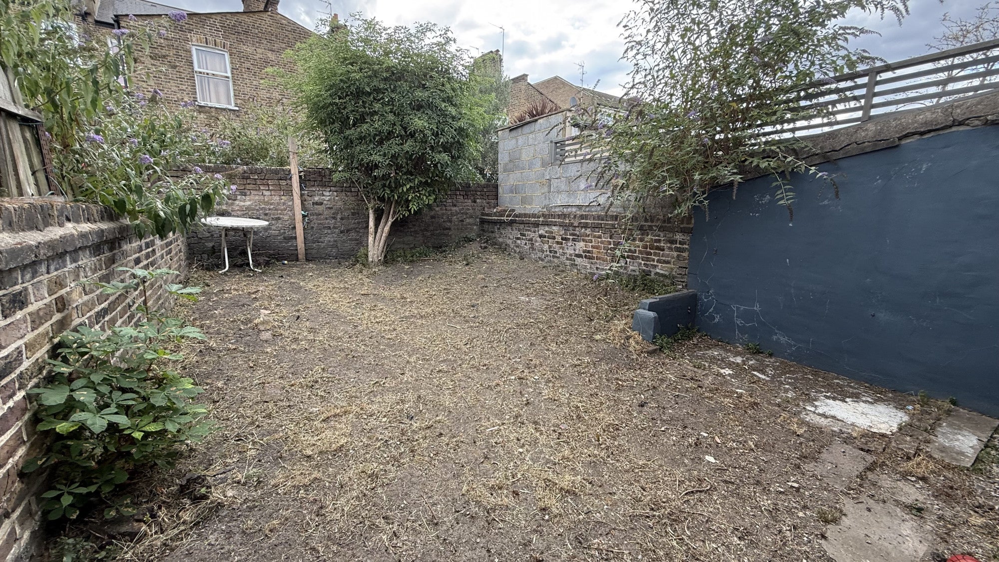 Flat Burns Road in Greater London