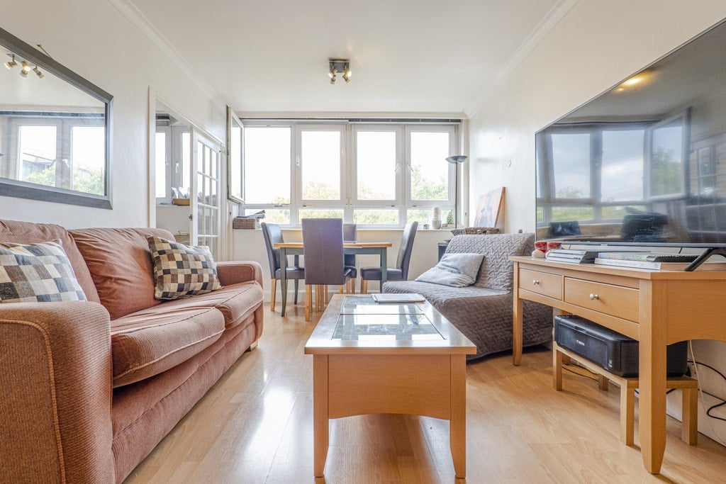 Flat Semley Place in City of Westminster