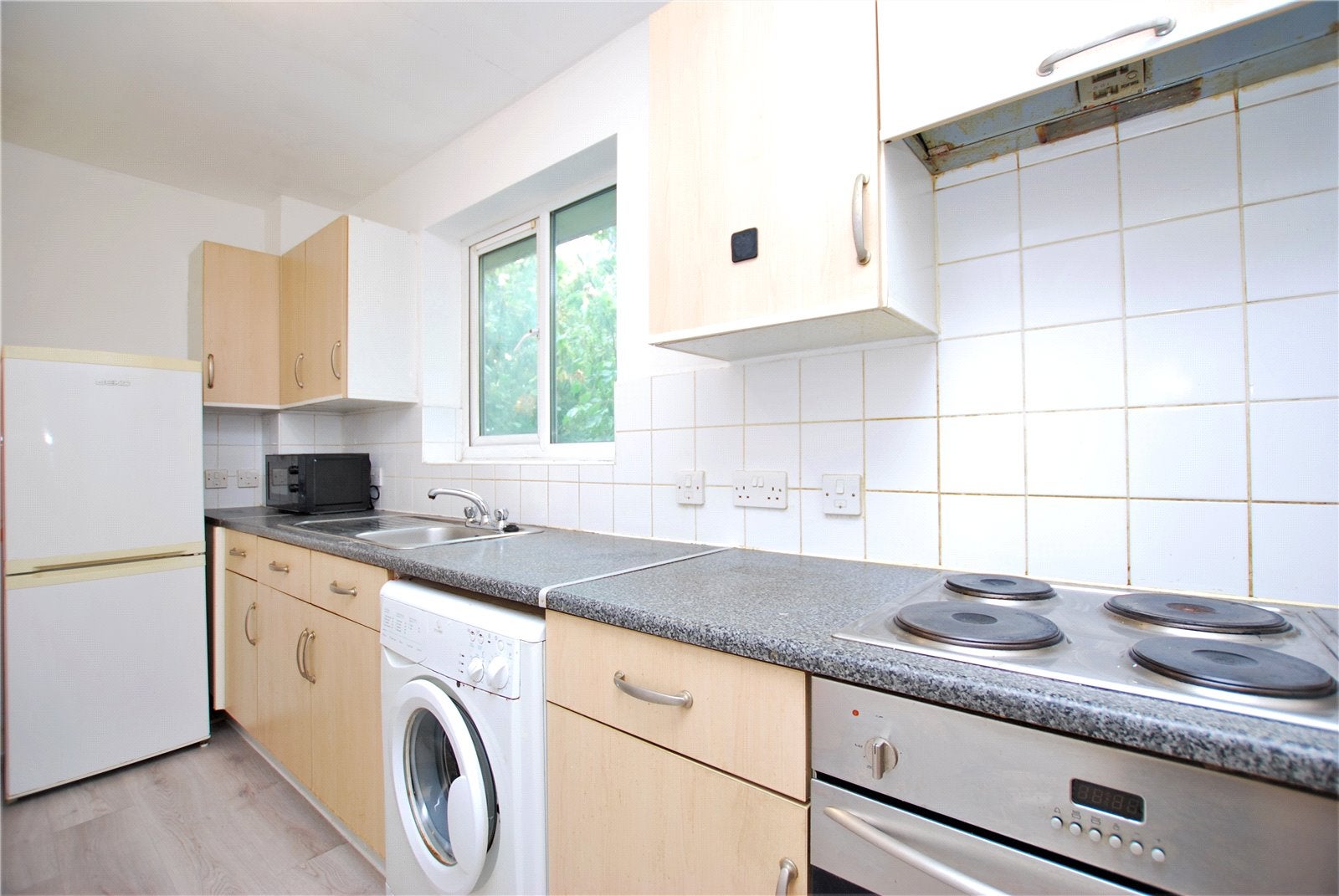 Flat Woodlands Close in Guildford