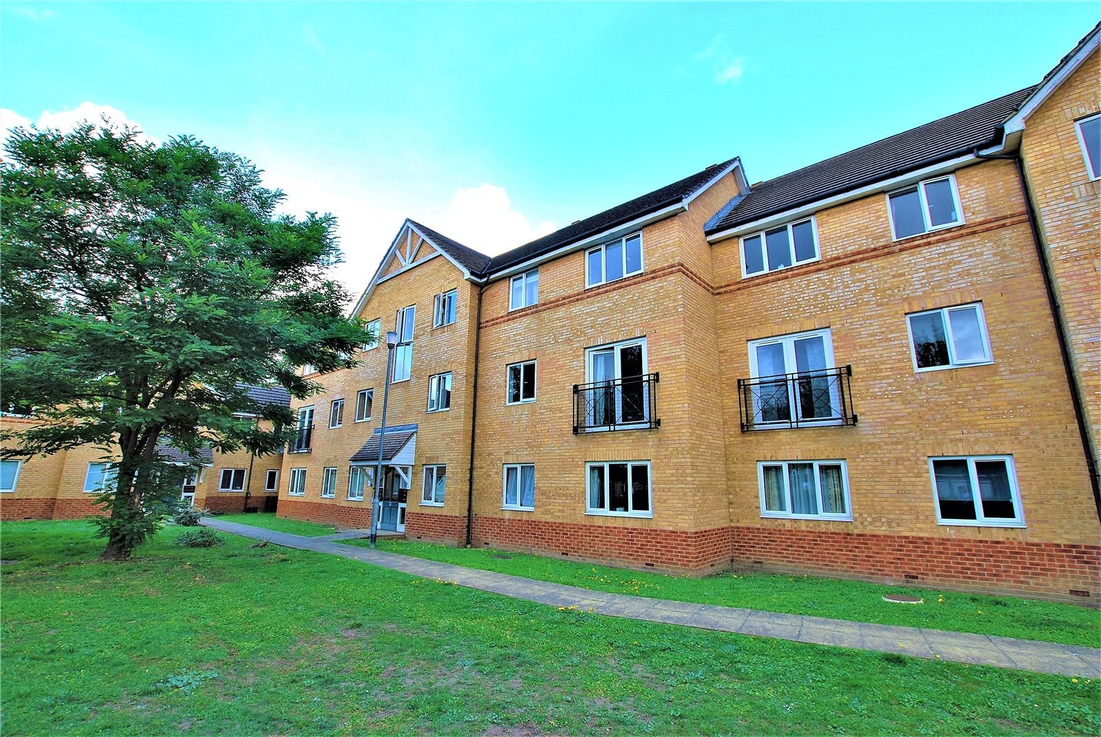 Flat Woodlands Close in Guildford