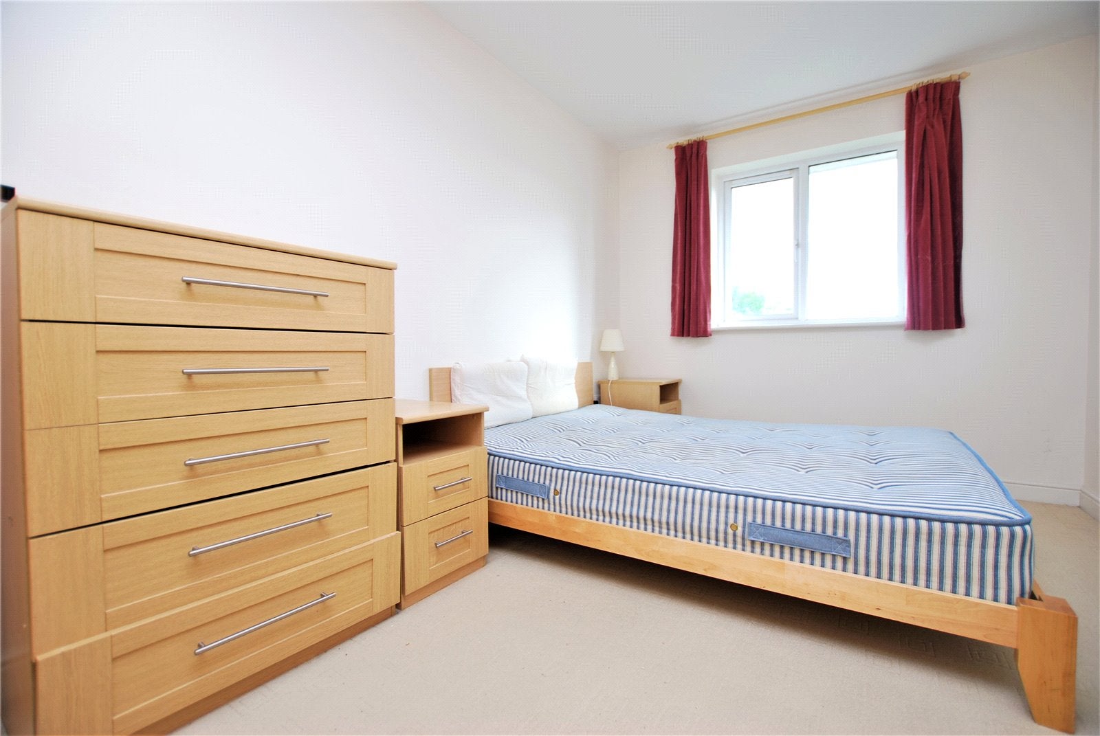 Flat Woodlands Close in Guildford