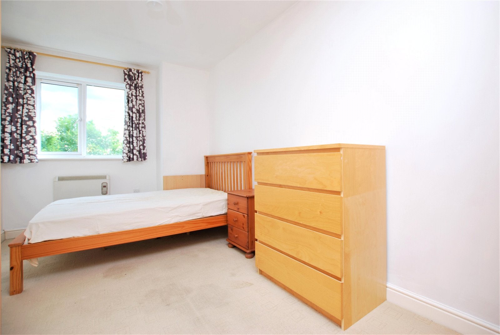 Flat Woodlands Close in Guildford
