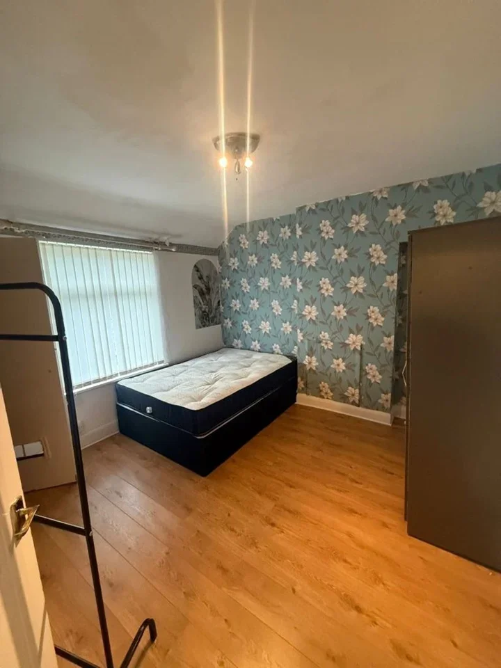 Room Batsford Road in Coventry