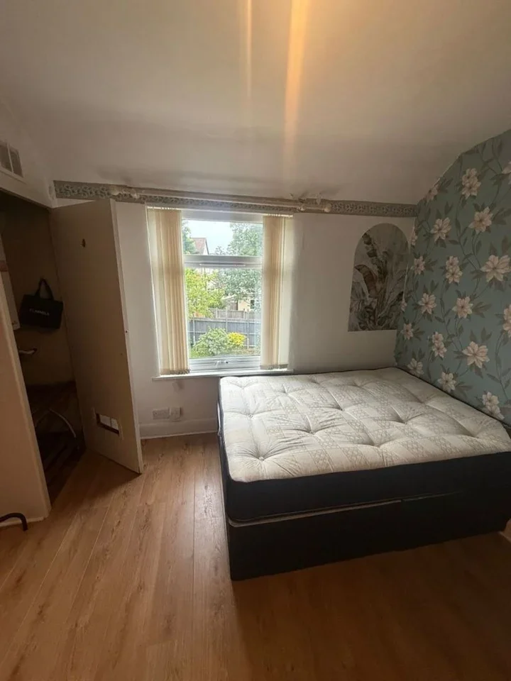Room Batsford Road in Coventry