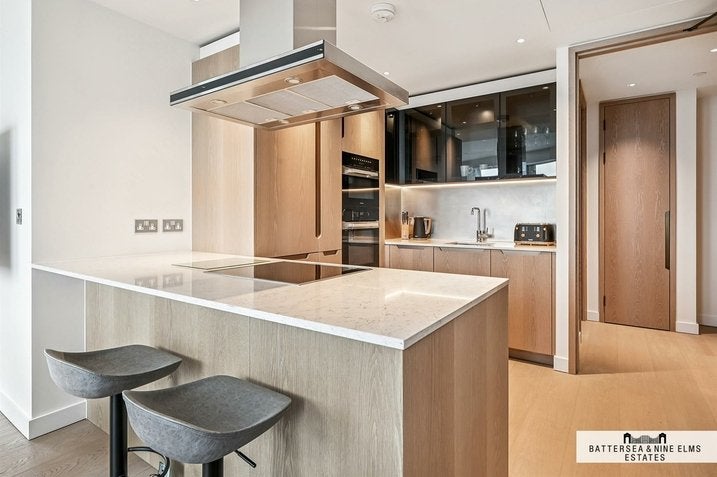 Flat Carnation Way in Greater London